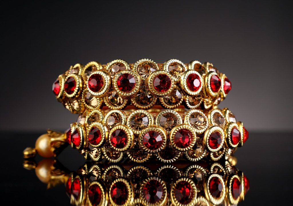 Ruby on Rails engineer job description | Rubies set in a gold band of gold circles, in a stack of three bands